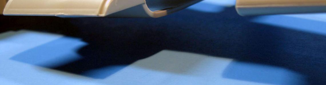 Wing center with “notched” attachment points and 1-piece molding